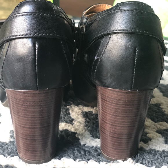 CLARKS Indigo Leather Ankle Bootie sz 7 -like NEW - Picture 5 of 5